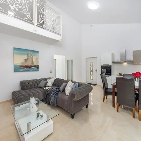 Shaula 2 Villa *